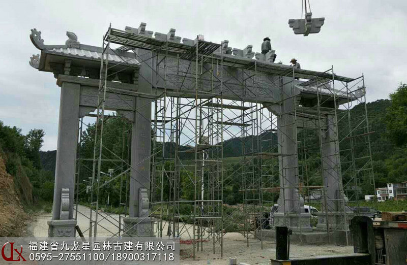 鄉村石牌坊